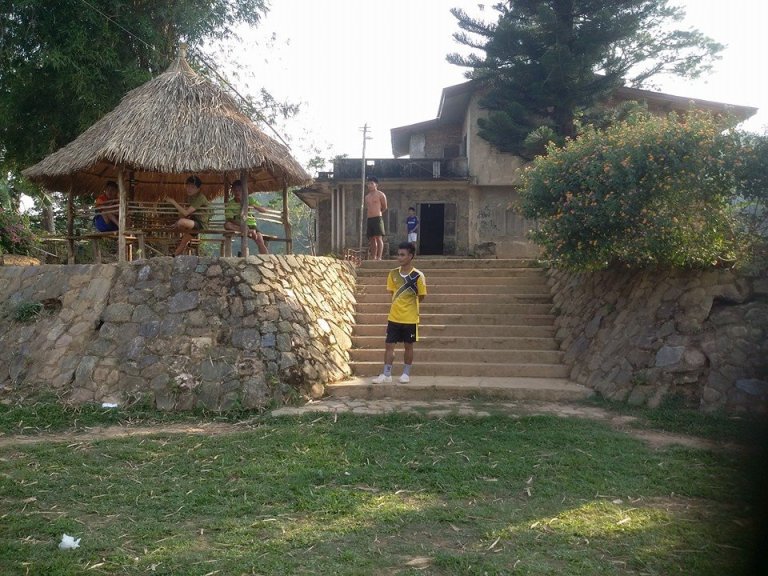 The house on the hill. Soldiers posing for a pic